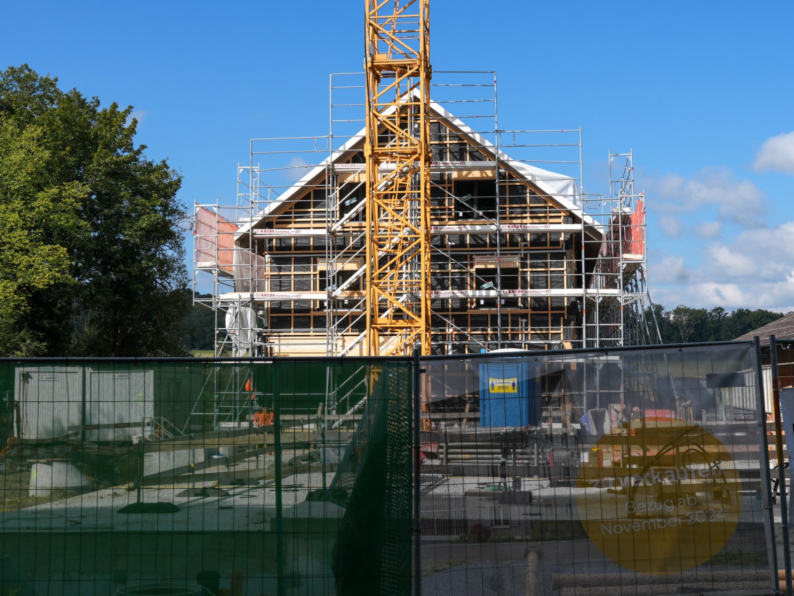 19.09.2024. Die ersten 4 Reihenhäuser sind im Rohbau erstellt. Haus 29c + d befinden sich bereits im Innenausbau.