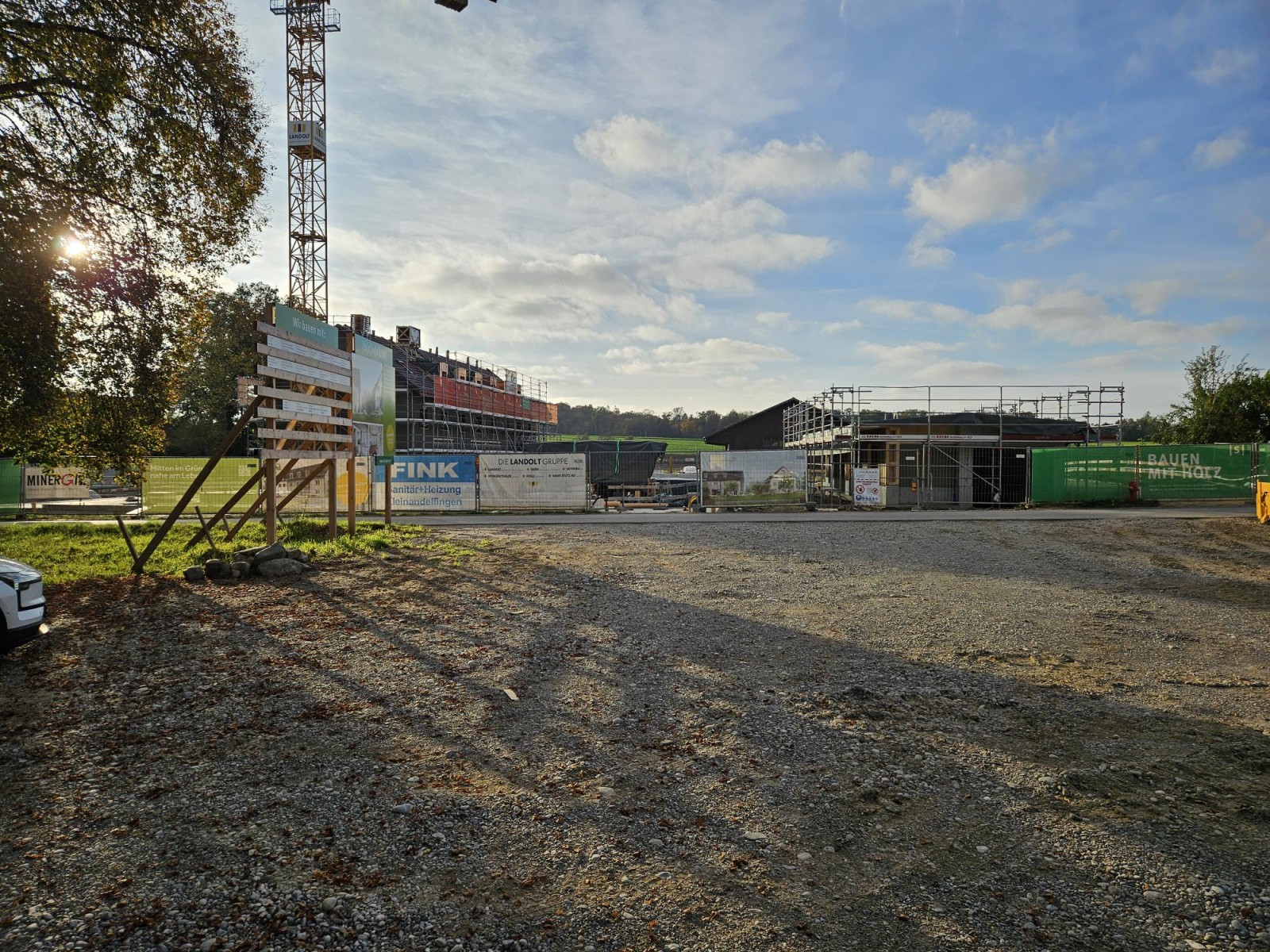 21.10.2024 Häuser 29a-d sind fertig verkleidet und das Tiefgaragenzufahrtsgebäude ist montiert.